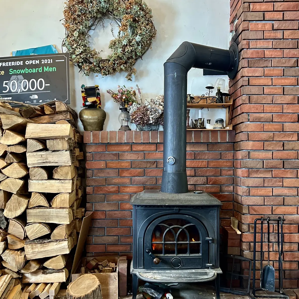 ニセコのカフェ「おやつとサンドイッチのお店 グラウビュンデン」店内