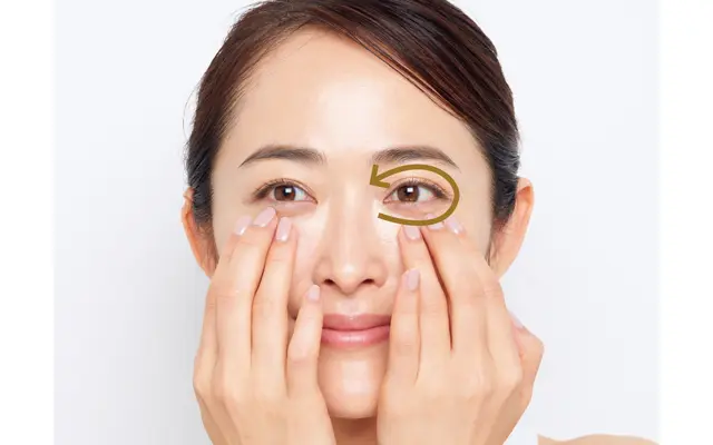 3本の指の腹でジワジワと浸透させる