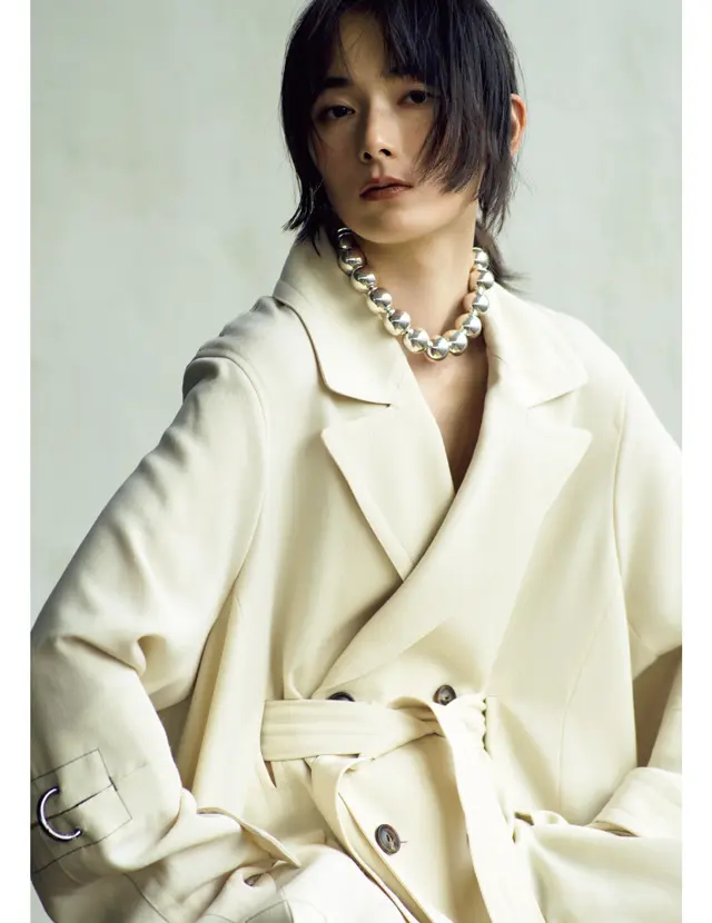 ソフィー ブハイのネックレスを着用したリー・モモカ