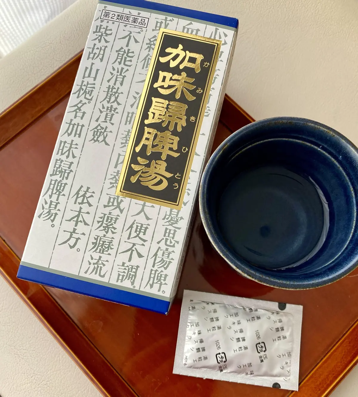同じく自然由来ということで、市販の漢方を支持する人も。「加味逍遥散」「桂枝茯苓丸」などがスタンダード。    「一時期、不眠、不安感がひどかった。日常生活には影響がなかったので、ホルモン補充療法の前にまず漢方薬の内服を勧められました。具体的には「加味帰脾湯（かみきひとう）」の内服です」（51歳 会社員）   あわせて、アクティブ派の対処法もご紹介。  「ヨガは精神的に安定をはかってくれるのと、体を動かすのでおすすめ」（57歳 インストラクター）   「ウォーキングやヨガなどの運動をすると血流が良くなるのか、息がしやすくなり、体が軽くなる感覚が。スッキリするので、体調が整う」（57歳 ライター）