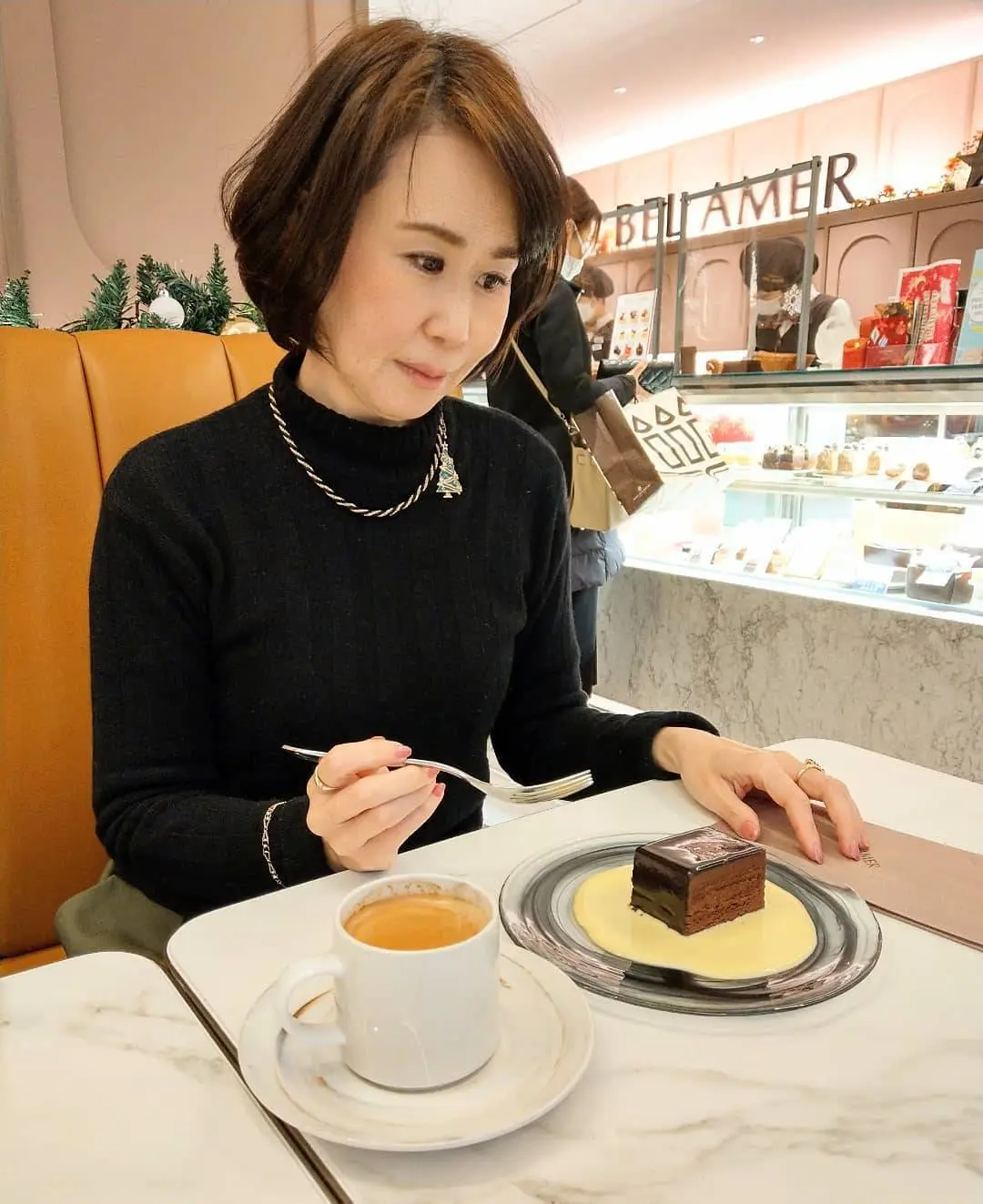 艶々に輝くチョコレート！周りにはアングレーズソース