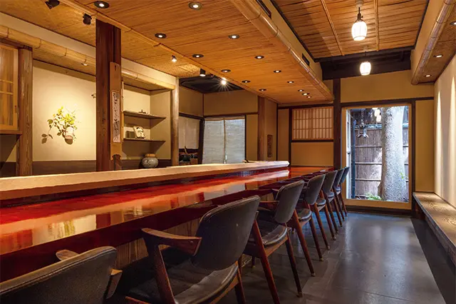 手入れの行き届いた植栽も美しい石畳の路地奥にひっそ りたたずむ一軒家。