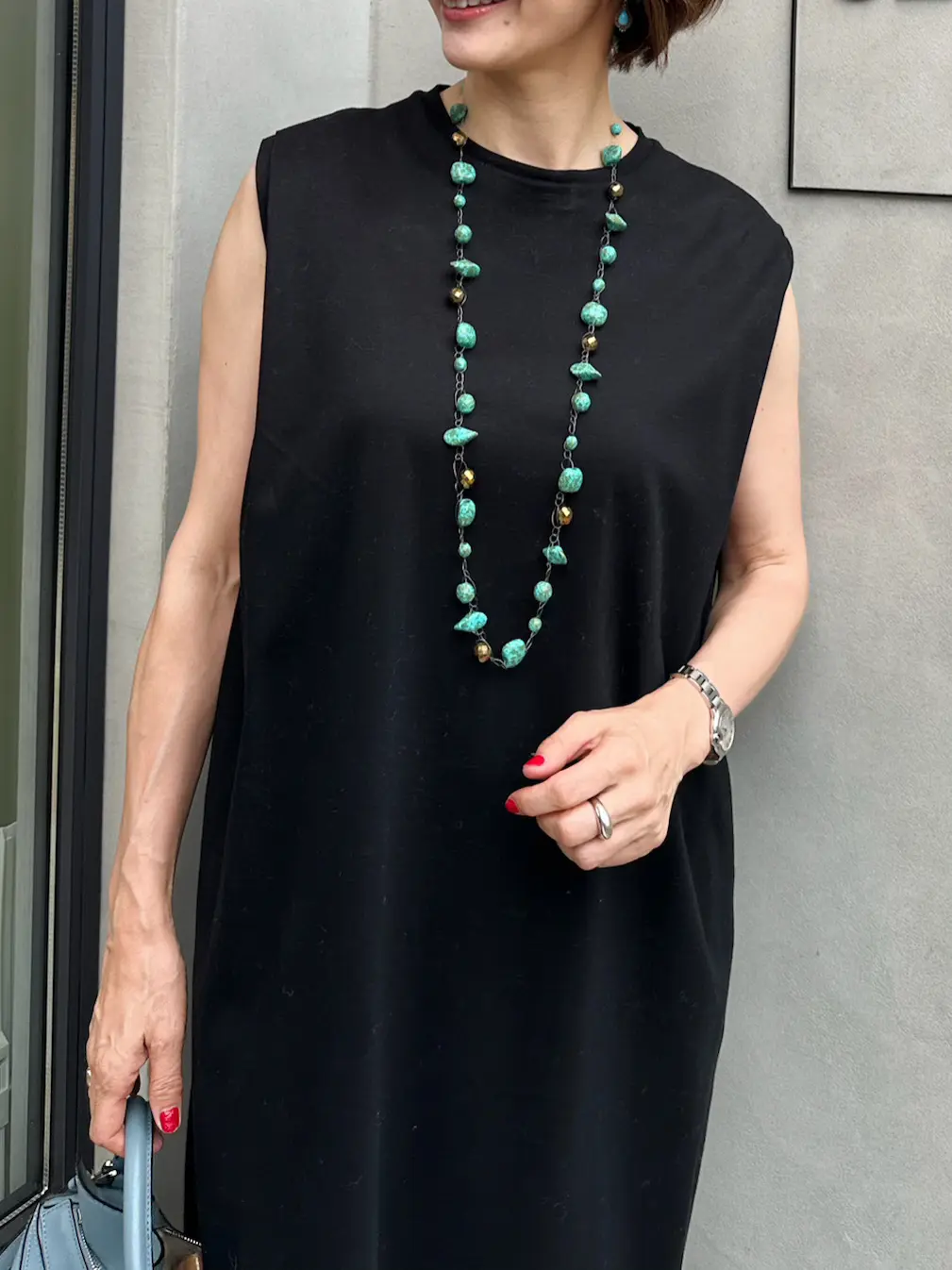 黒のベーシックなワンピはターコイズのネッの画像_2