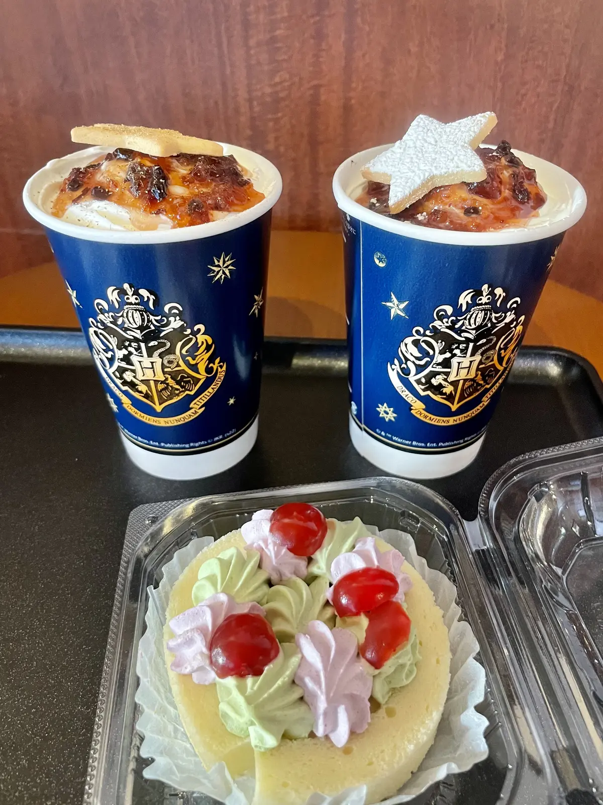 タリーズ、期間限定、ハリー・ポッターラテ、ロールケーキ、デコレーション、星型、クッキー、星型クッキー。