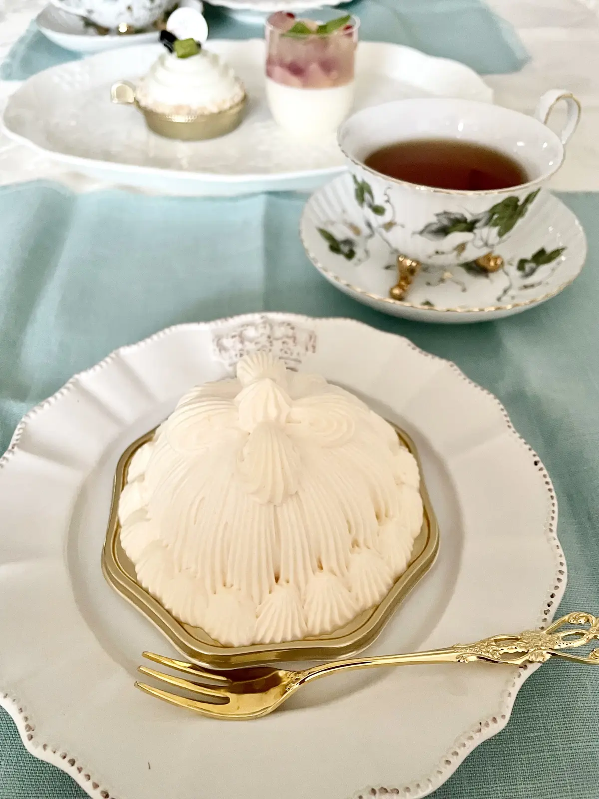 東京会舘本舘、スイーツ&ギフト、SWEETS & GIFT、夏限定商品、季節限定商品、期間限定スイーツ、和栗、メロン、ルージュメロン、北海道メロン、生クリーム、モンブラン、マロンシャンテリー、プレミアムマロンシャンテリー、東京会舘、TOKYO KAIKAN、東京会舘本舘、スイーツ&ギフト、SWEETS & GIFT、夏限定商品、季節限定商品、期間限定スイーツ、カカオフルーツ、夏テーブルコーデ、夏テーブルコーディネート、ミントグリーン、水色、ランチョンマット、金のフォーク、ティーカップ、コーヒーカップ