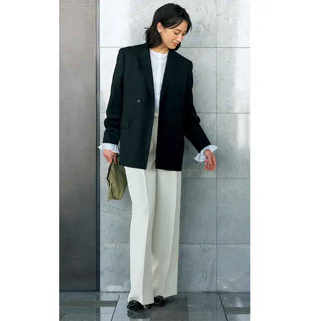 ハレの場にふさわしい仕立てのいいモノトーンスタイル