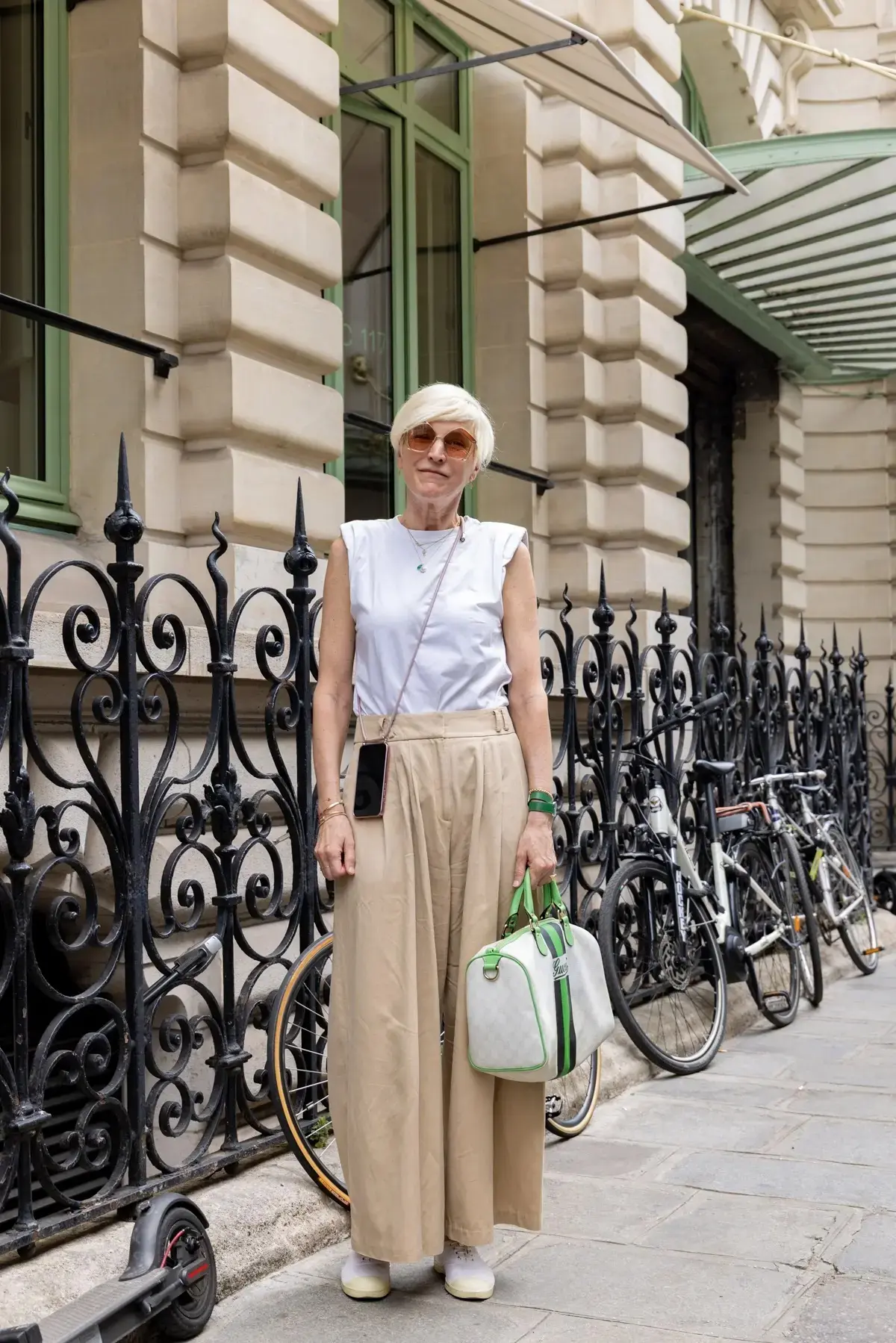 50代は「端正なパンツ」でかっこよく決める！【パリ・ミラノマダムのおしゃれSNAP 2025夏vol.5】