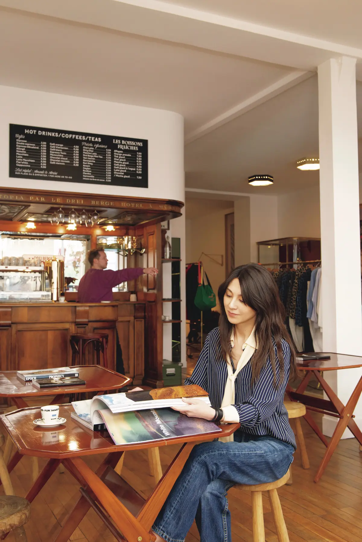 ２フロアをゆったりと使った店内。中央 にはカフェコーナー