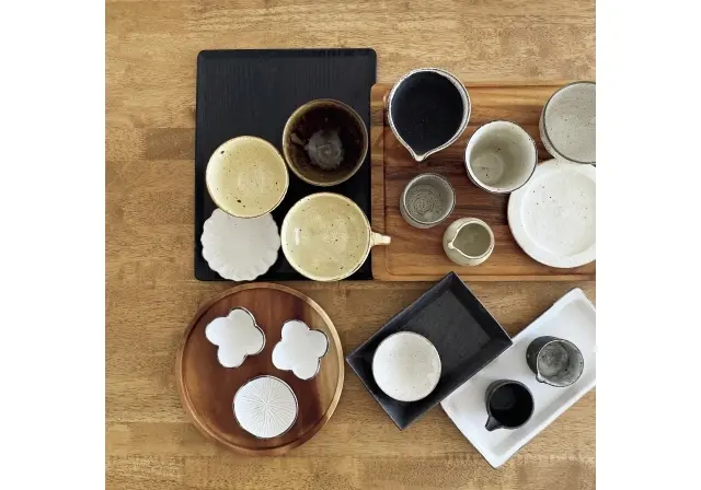 形、色、大きさの違ううつわを用意