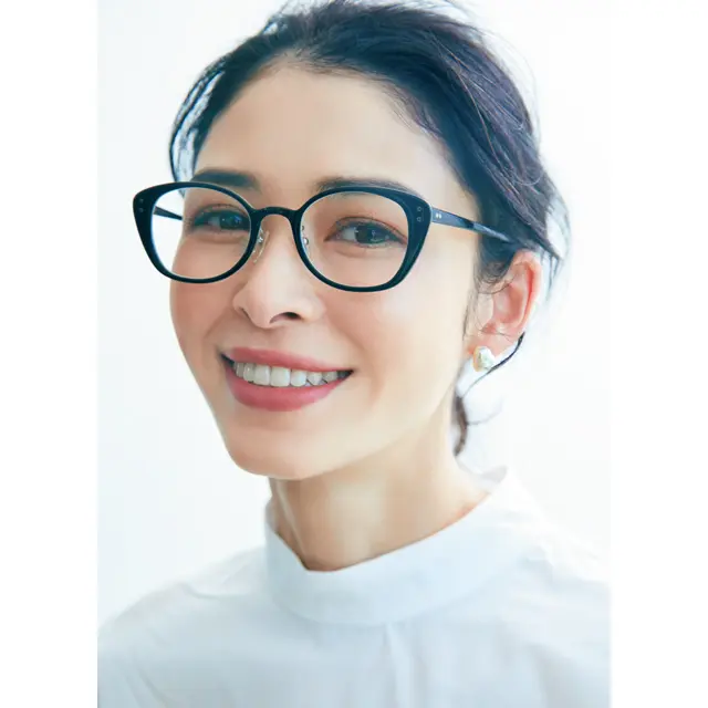 メガネ＋ちびピアスで小顔見せのアドリアナ