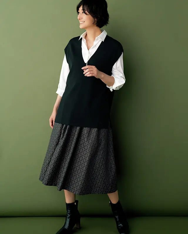 ニットジレを重ねる、旬のレイヤードで新鮮バランスを