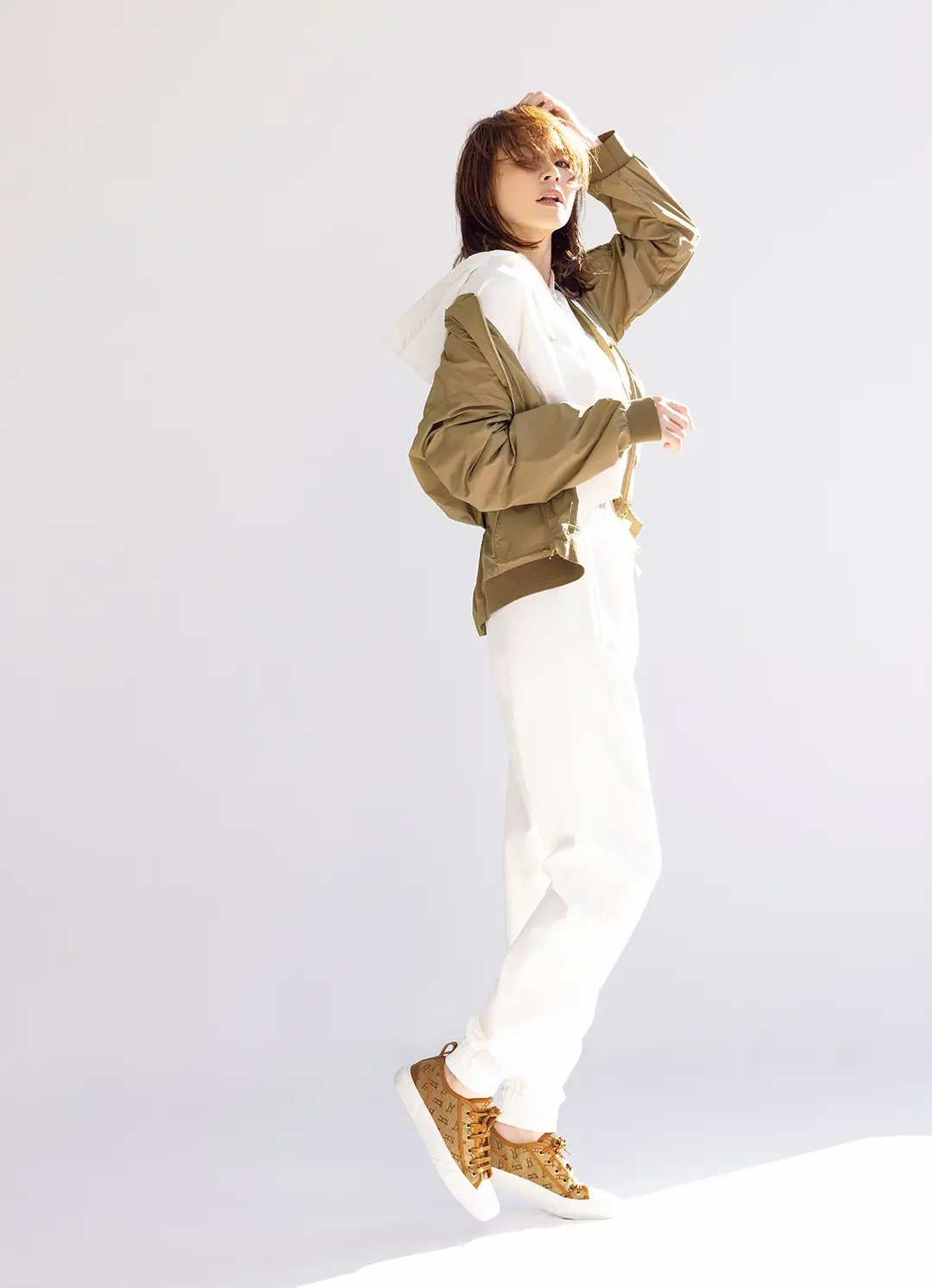 街に映える洗練スウェットスタイルは、美しいシルエットとディテールで差をつけて