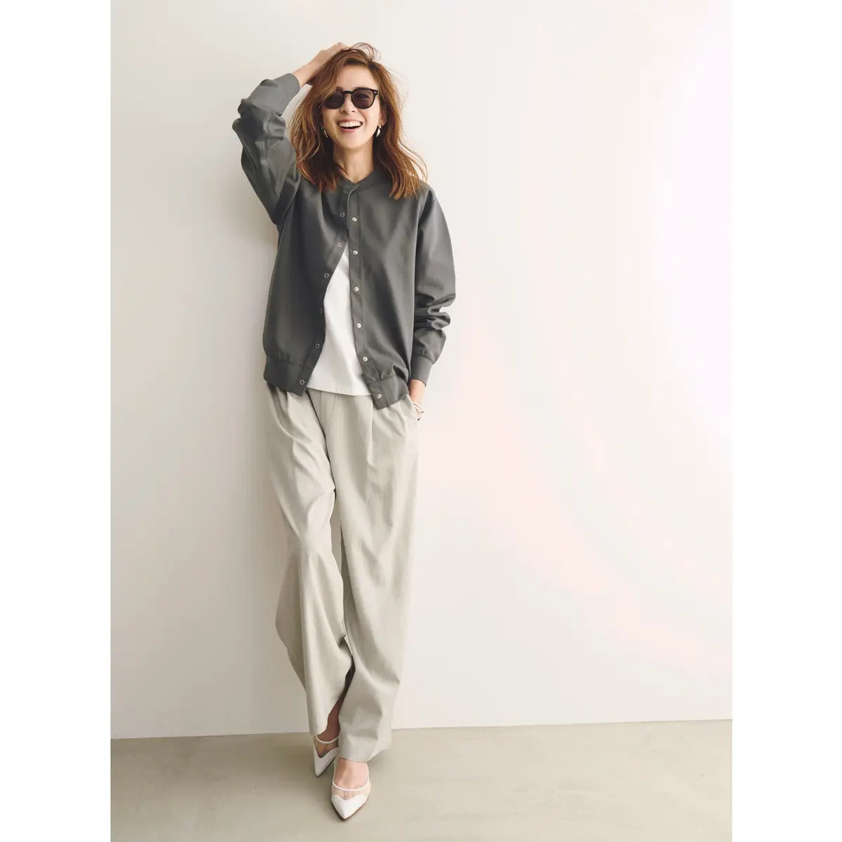 グレカーディガンにベージュゆるパンツのコーディネート　モデル・SHIHO