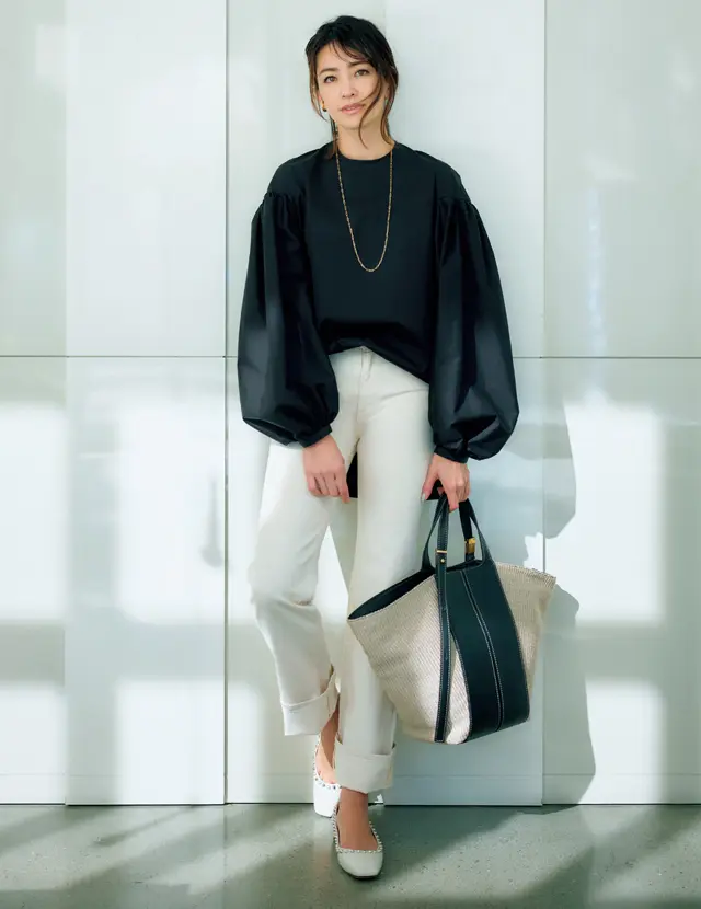 モノトーンの白デニムコーデのRINA