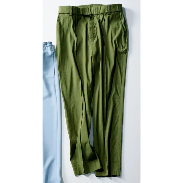 リネンをブレンドしたさわやかな素材感のパンツ