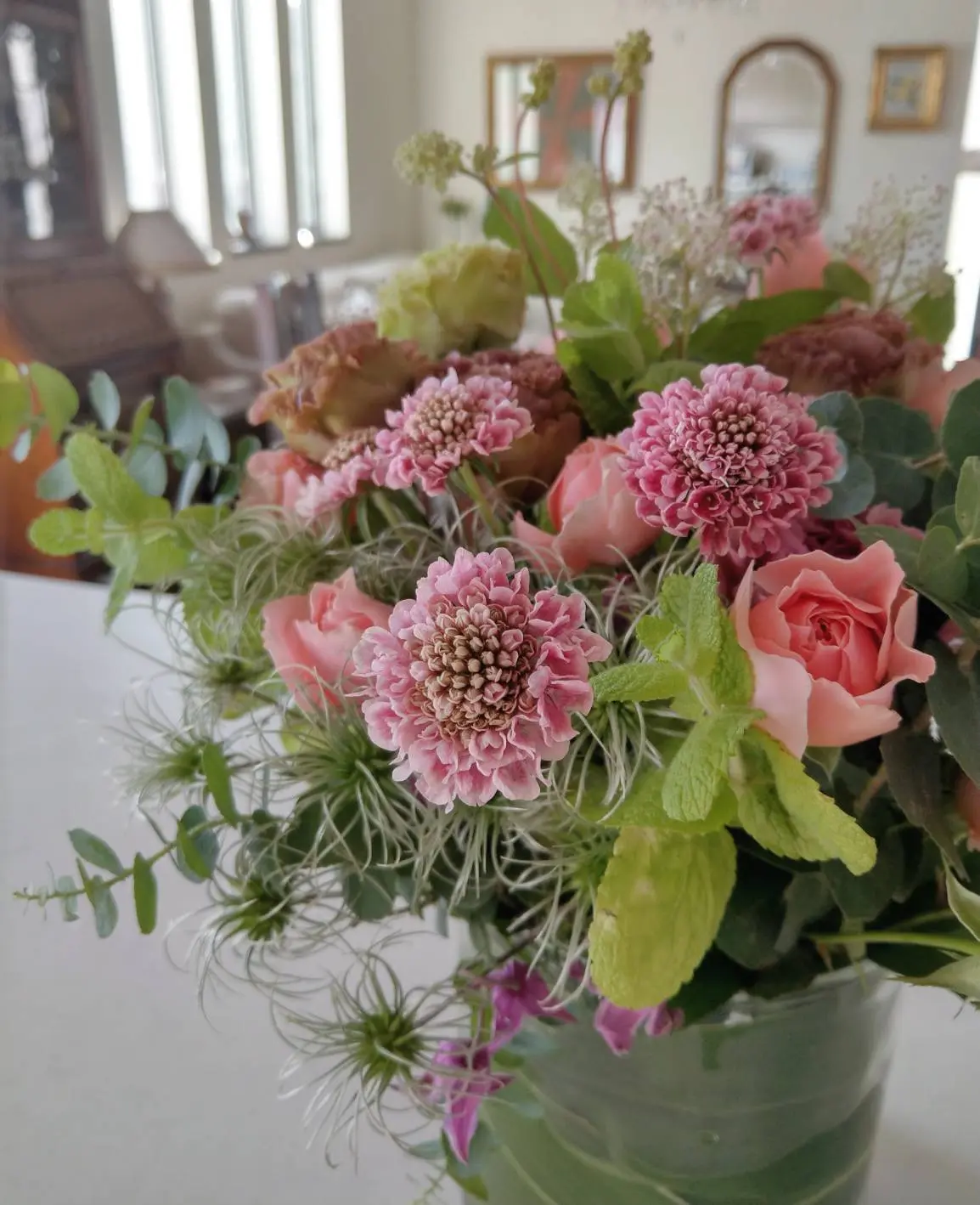 スカビオサ、バラ、リシアンサス、クレマチスなど秋の花材を使ったブーケ