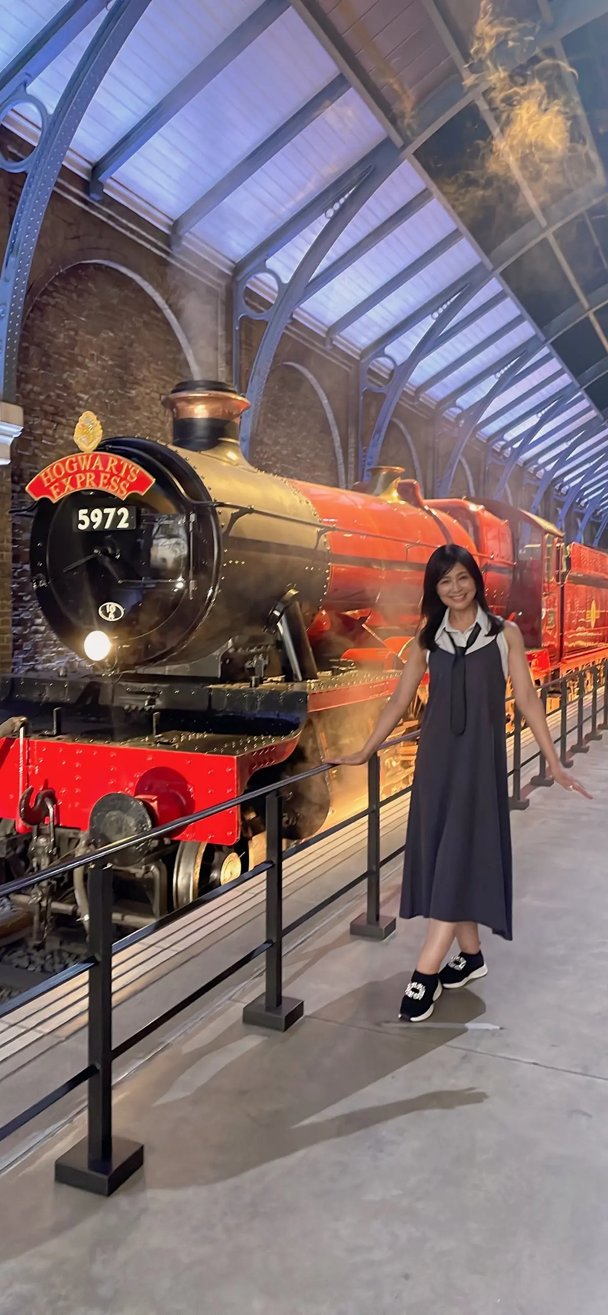 ロンドン、キングス・クロス駅、入り口、ハリーポッター入り口、9と4分の3番線、魔法の世界、ハリーコーデ、可愛いハリーポッターコーデ、大人のハリポタコーデ、ハリポタ、ハリポタコーデ、可愛いハリポタコーデ、可愛いハリーコーデ、dress、アーベーベー、a.v.v、shoes、Feroux、シューズ、靴、sleeveless shirt、tie、SHEIN、bag、チェベレ、¡CHÉVERE！、シャツ、ノースリーブ、ノースリーブシャツ、ホワイトシャツ、白シャツ、タイ、ネクタイ、黒タイ、ロング、セミロング、ワンカール、黒髪、美髪、焦茶ヘア、こげ茶ヘア、ロングワンピース、ロングスカート、スカート、グレースカート、カゴバッグ、バッグ、メルガドバッグ、スニーカー、フラットシューズ、ワンピース、ワンピースコーデ、ワンピ、黒ワンピ、黒ワンピース、グレー、グレーワンピ、グレーワンピース、ダークグレー、秋服コーデ、残暑コーデ、秋、秋コーデ、ワーナーブラザース、スタジオツアー東京、ワーナーブラザーススタジオツアー東京、 メイキング・オブ・ハリー・ポッター、ワーナー ブラザース スタジオツアー東京メイキング・オブ・ハリー・ポッター、ハリーポッター、現在期間限定、炎のゴブレット、お土産、ローブ、ロングローブ、ハリーポッターローブ、魔法使いローブ、鞄、ハリーポッターコーデ、可愛い、
