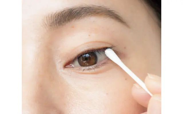 まつ毛の生えぎわを綿棒でひとぬぐい