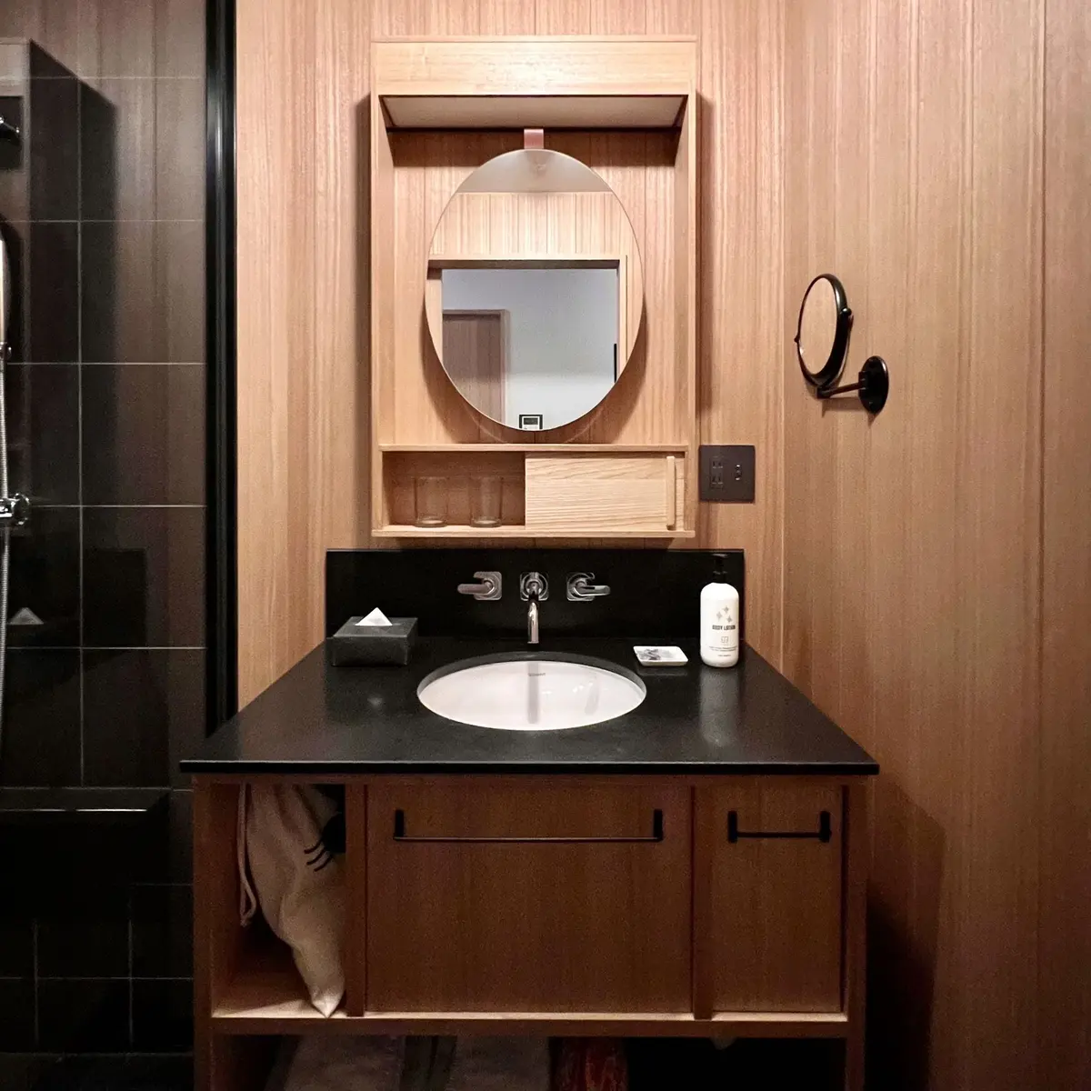 「エースホテル京都」部屋写真、洗面台