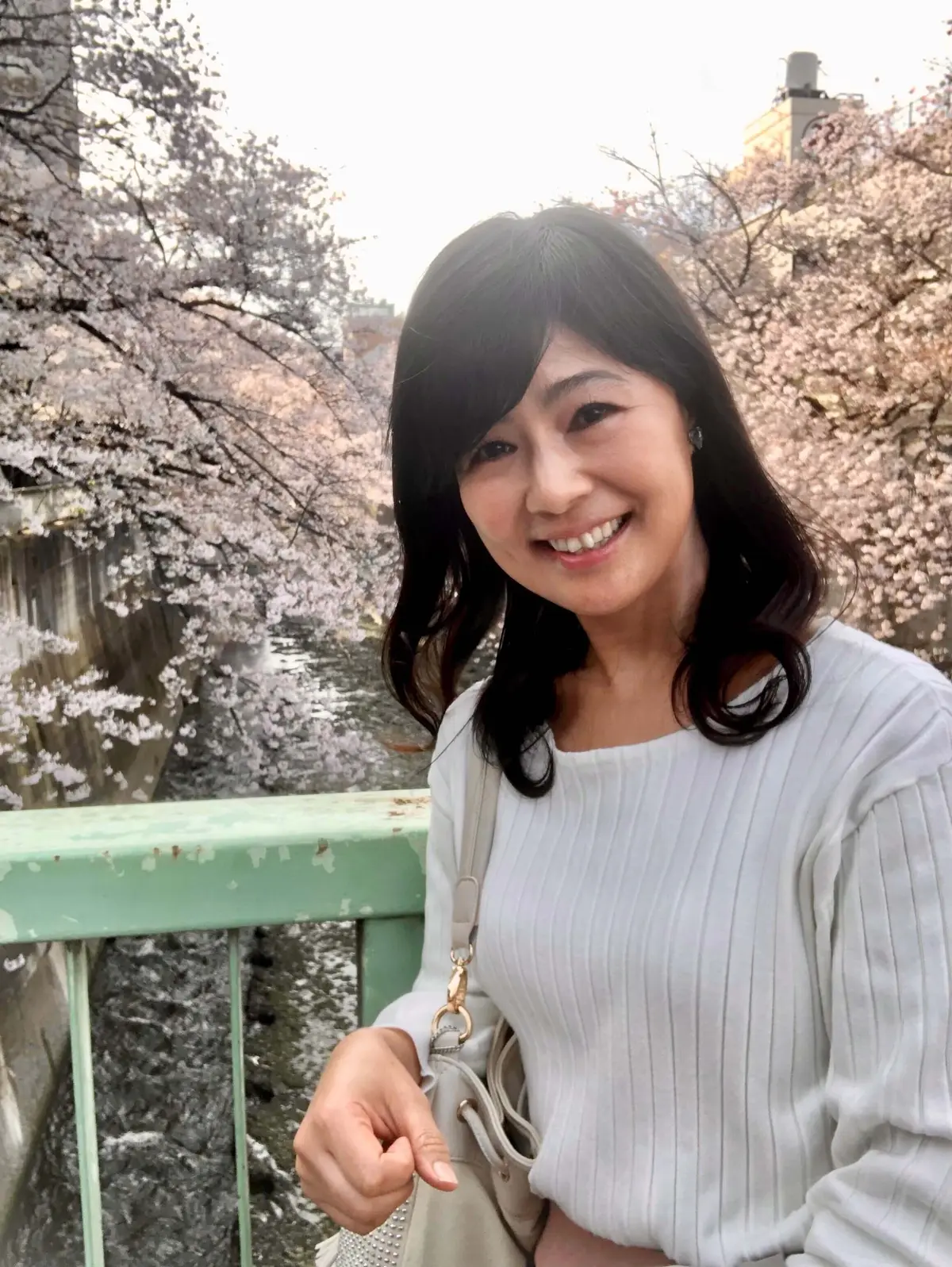 「Feroux（フェルゥ）」の白ニット。