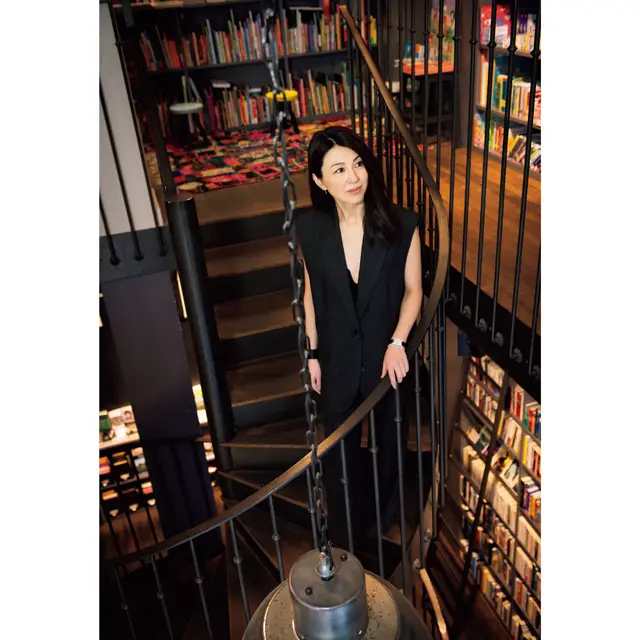 独特の魅力をもつ店内の2つのらせん階段が空間の主役。明るすぎず暗すぎないほどよい照明が落ち着いた雰囲気を醸し出している　