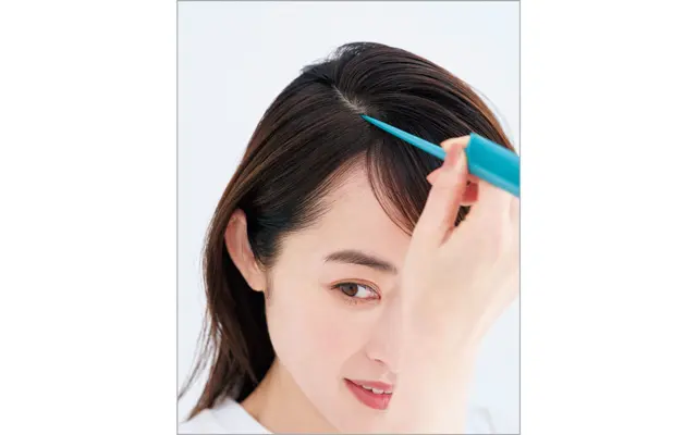 繊細に毛束を調整できるコームの柄などを使い、フロントからトップの分け目を、いつもより1.5〜2㎝外側にずらす