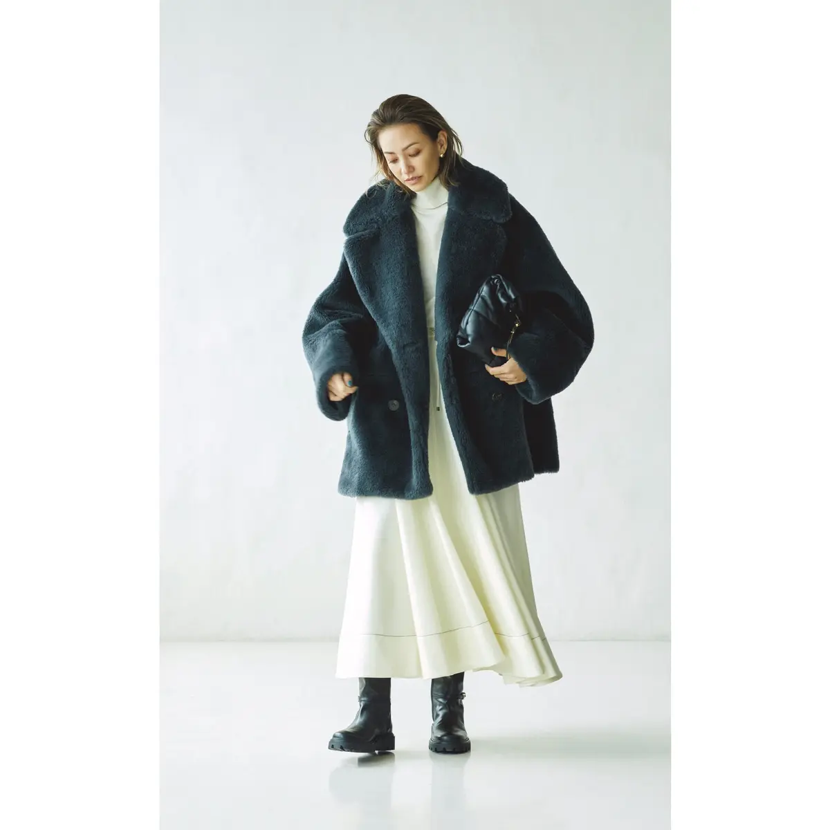 白コーデにダークカラーのボリュームファーコートを羽織ったスタイル　モデル・RINA