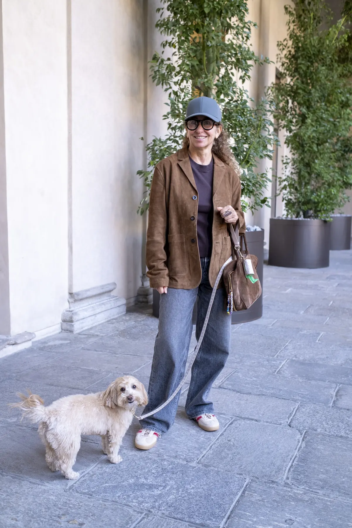 ファッションスナップ　スニーカー　アディダス　デニムコーデ