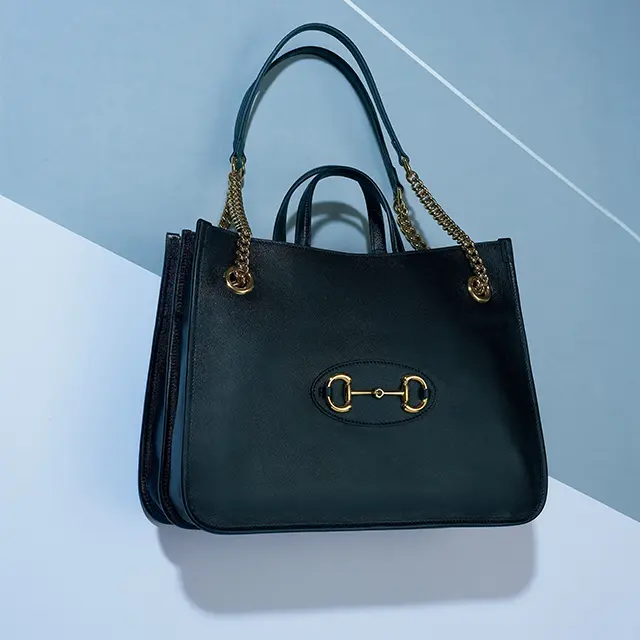 2層構造と広がるマチで収納力大。なのに驚きの軽量