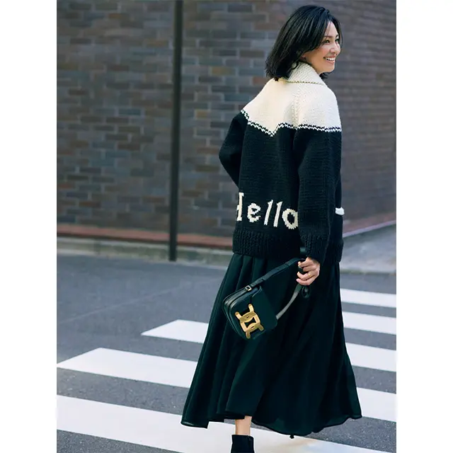 定番・黒のフレアスカートは カジュアルアウターでこなれ感を