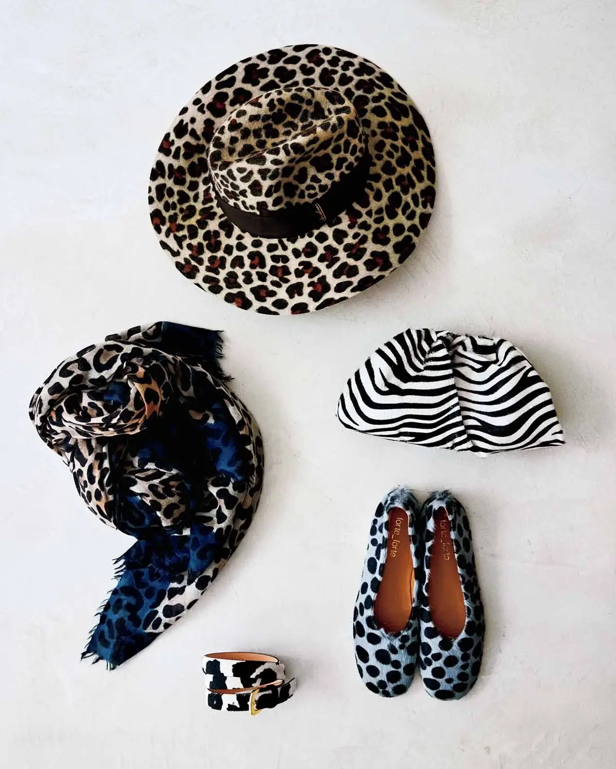 おしゃれの楽しみが広がる アイコニックな小物たち。 一点投入で装いのムードを変えて