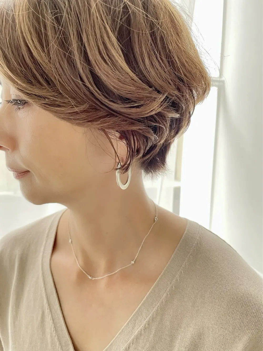 50代の耳もとがキラリ華やぐ！ショートヘの画像_3
