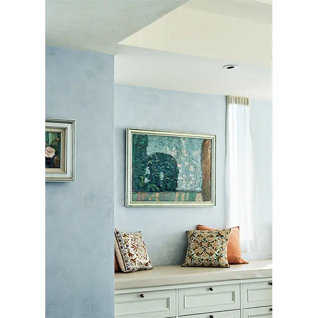 窓辺には寝転んだり、くつろぐのに最適なベンチシートを