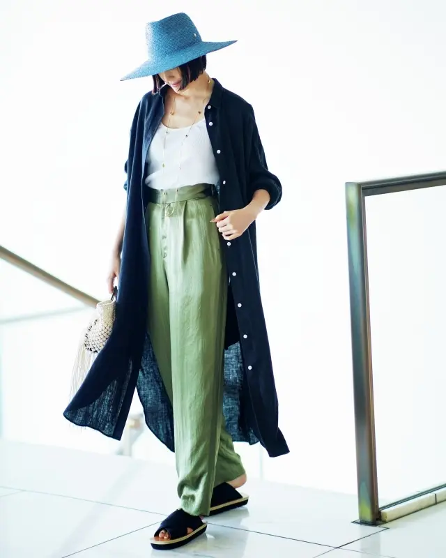 ドライな質感のトップス合わせで パンツのツヤをいっそうきわだたせて