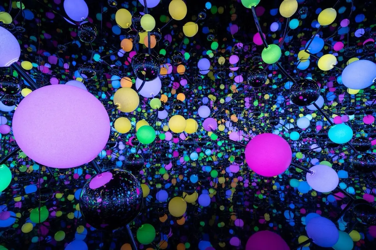 鏡の空間に無数の水玉を設置／「無限の色彩」草間彌生《無限の鏡の間－求道の輝く宇宙の永遠の無限の光》2020 年 作家蔵©YAYOI KUSAMA Courtesy of Ota Fine Arts