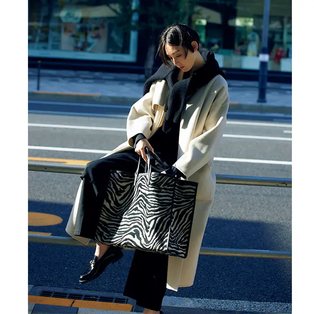 モノトーンの装いにリズムを生む ゼブラ柄のビッグトート