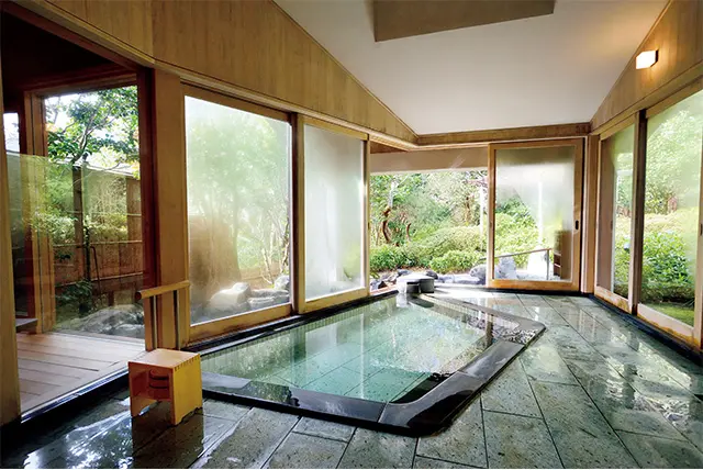 開放的な大浴場。入浴は15時から翌10時半まで。上階の小浴場と男女を夜中12時に入れ替えるのでいずれも楽しめる