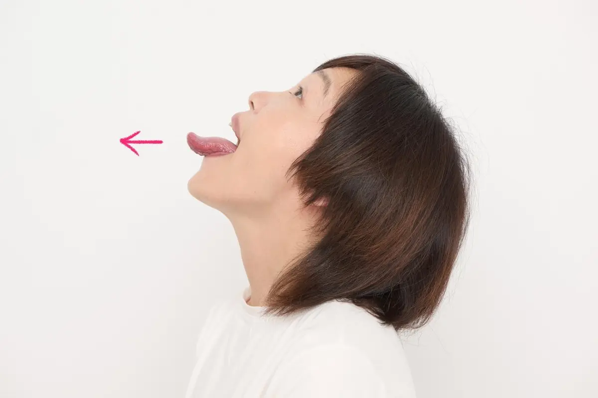 OurAge×Webエクラ あごを上げ、舌先を思いっきり前方にのばし、100数える