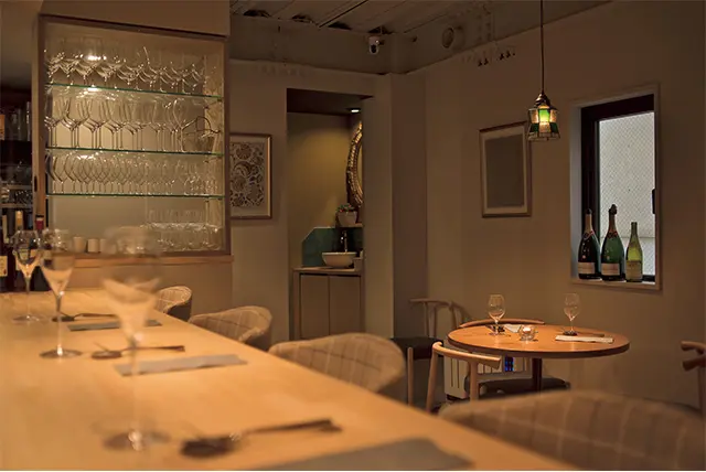 フランス・アルザス 地方のビストロをイメージした店内