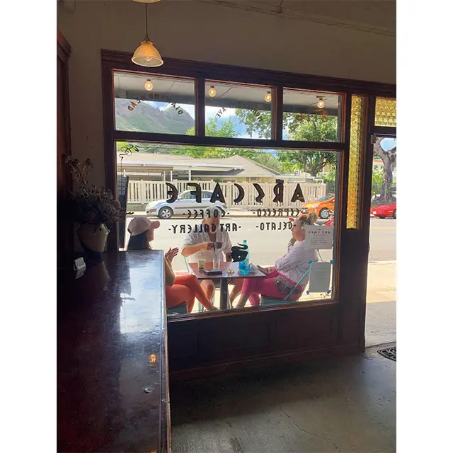 スタイリッシュで、いつも壁に新し いアートが飾ってあります。