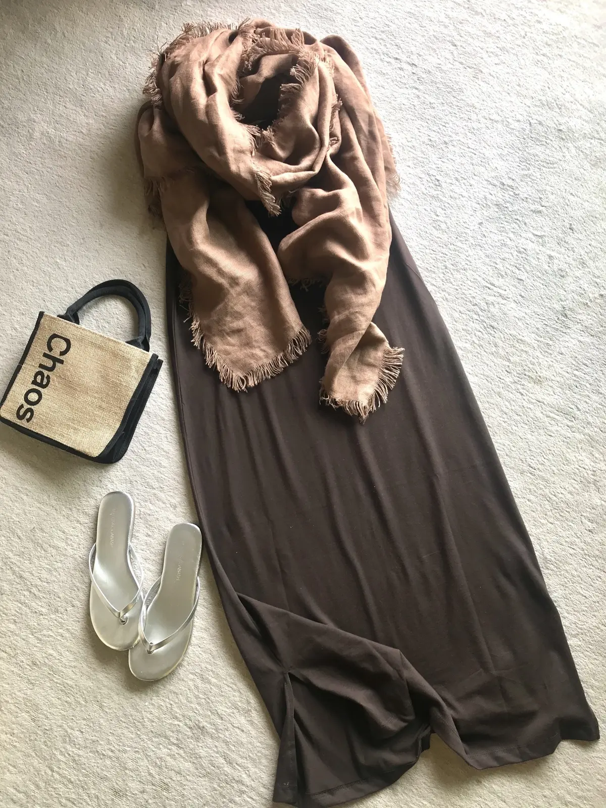 アソーレメレのリネンストールやMelissa Odabash のサンダルを合わせて