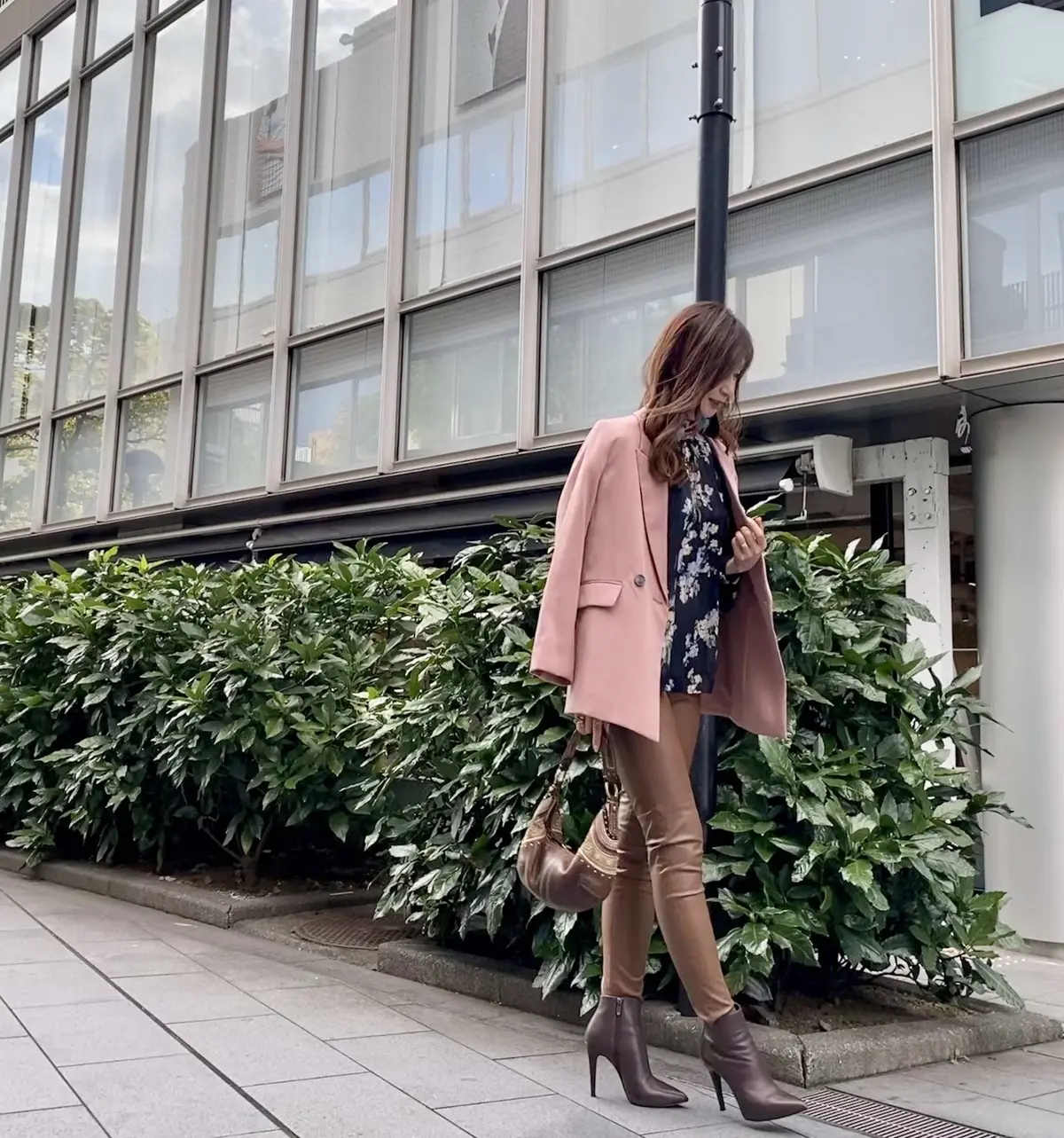 「濃ベージュ」の秋パンツコーデの画像_2