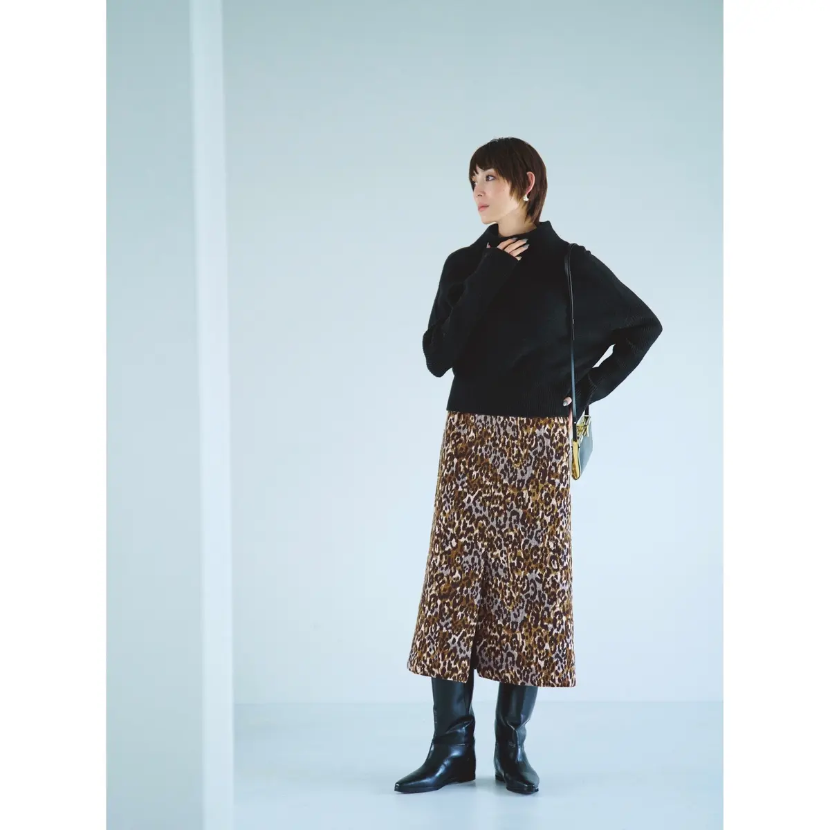 黒ニットとレオパード柄スカートのコーデ　モデル・LIZA