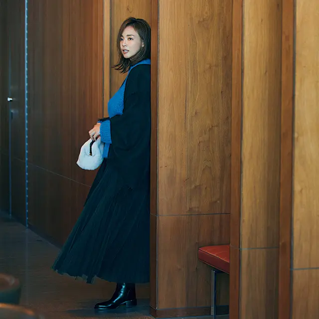 ドレッシーな黒に ロイヤルブルーの気品を添えて