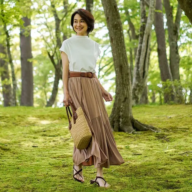 ボトルネックの白Tシャツで気になる部分をカバー