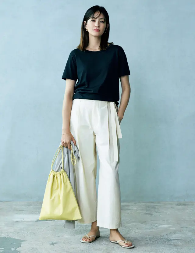 ワンツーコーデがモダンにあかぬける黒TコーデのRINA