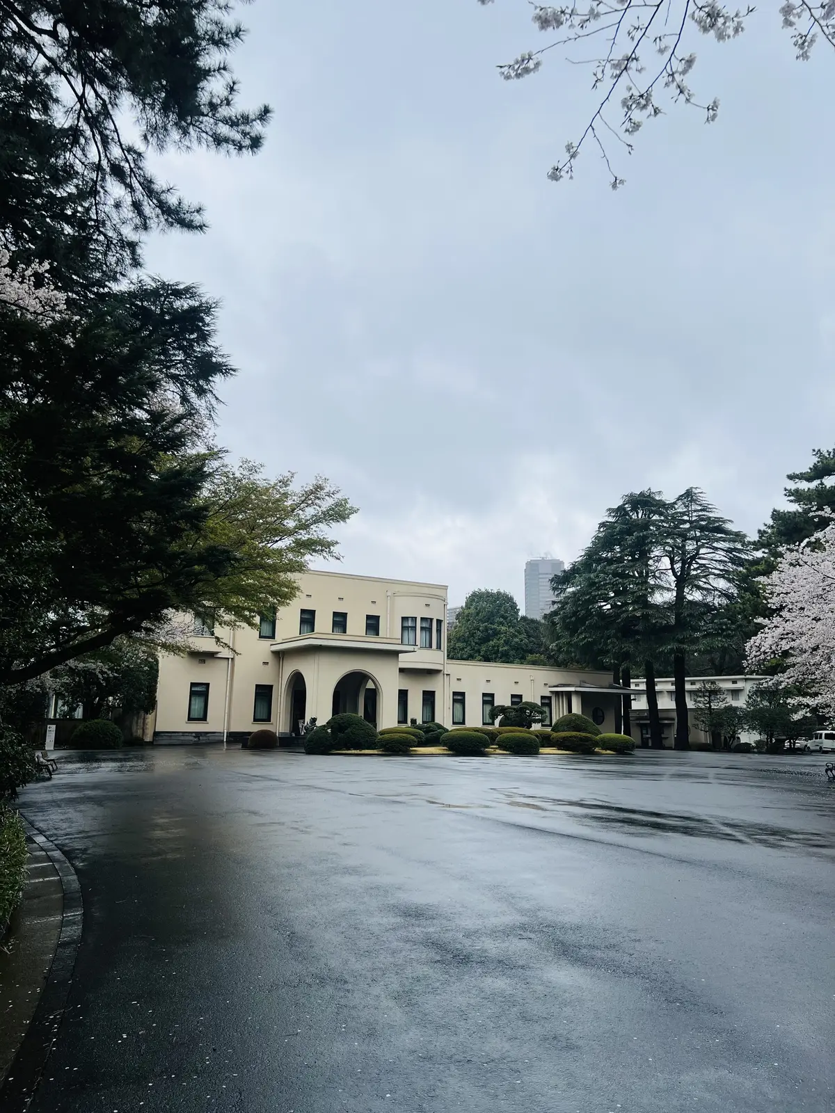 チケット購入後、道なりに進んでいくと本館が見えてきます！