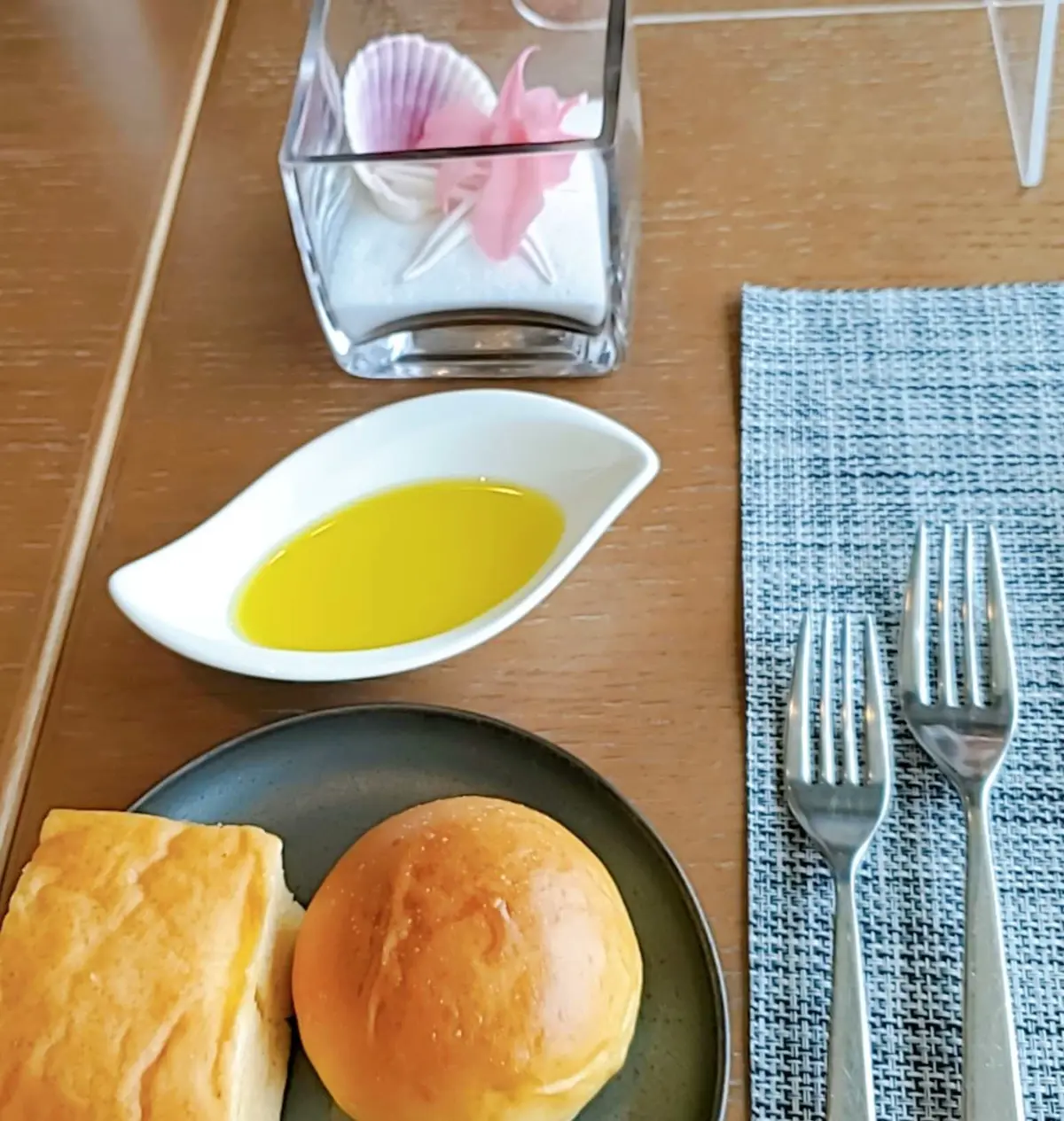 パンとオリーブオイル