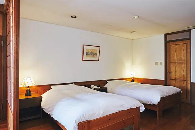 和のしつらえと調和する寝室はベッ ド仕様。布団の上げ下ろしに気を使わず、いつで も横になれるのはうれしい