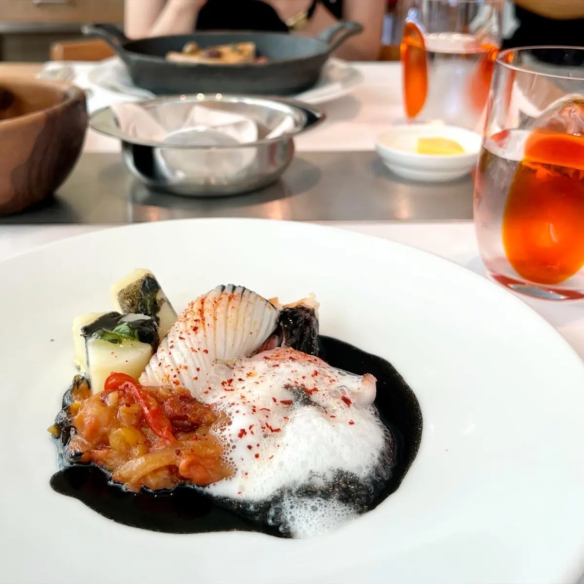 表参道にあるビストロ「BENOIT（ブノワ）」料理写真　メイン料理「下関産剣先イカのポワレ パプリカのピペラード バスク風 」